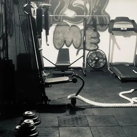 Central Comfortable With Gym 1+1 아파트